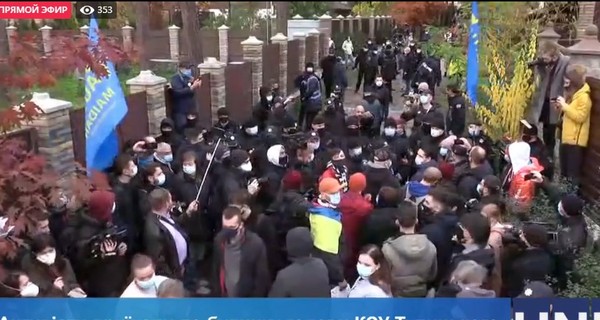 Участники пикета привезли под домом главы Конституционного суда Тупицкого виселицу и пушку