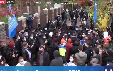 Участники пикета привезли под домом главы Конституционного суда Тупицкого виселицу и пушку