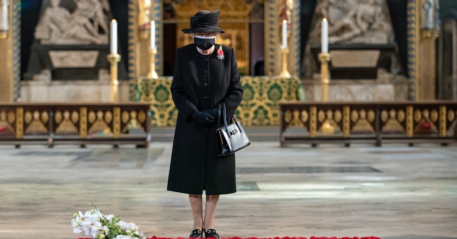 Елизавета II впервые с начала пандемии публично надела защитную маску
