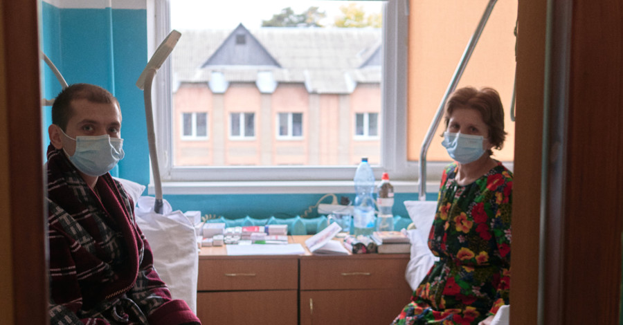 В Черкасской области впервые провели семейную трансплантацию: мама отдала почку сыну – молодому учителю