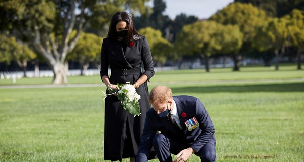 Меган Маркл вышла в свет в траурном платье от американского дизайнера