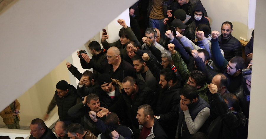 Протестующие в Ереване ворвались в здания парламента, правительства и СМИ