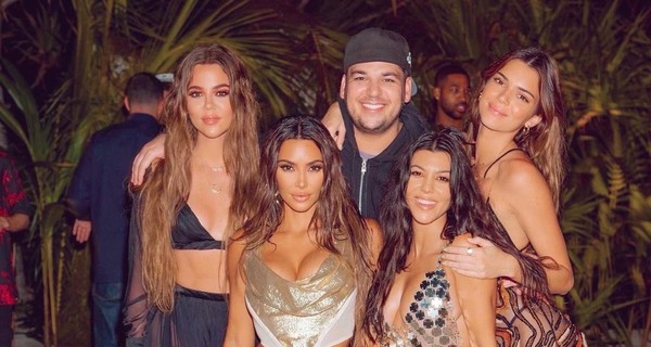 Кардашьяны готовятся к рождественской вечеринке после скандалов из-за юбилеев Ким и Кортни