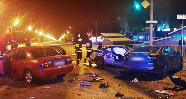 В Днепре на перекрестке столкнулись пять автомобилей. Есть погибший