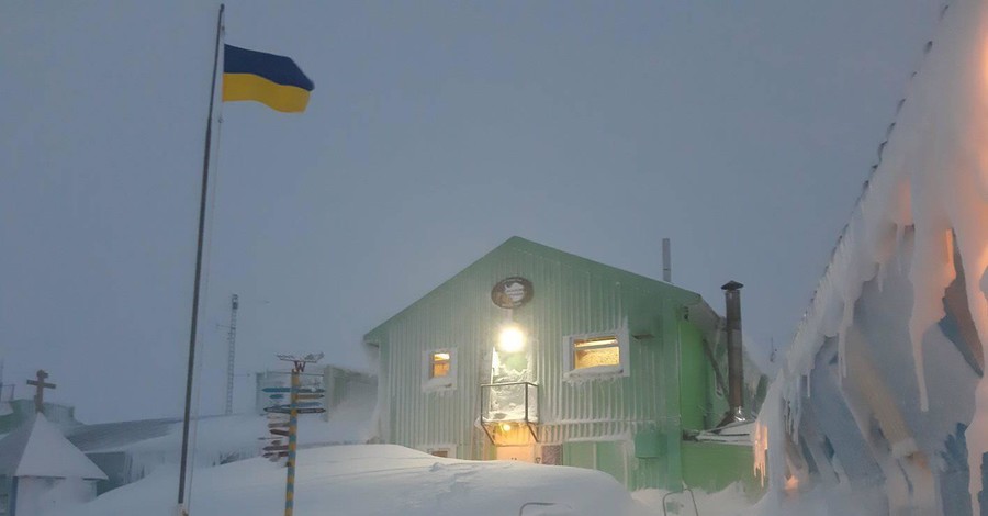 Накануне лета в Антарктике украинскую полярную станцию завалило снегом 