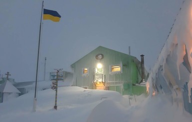 Накануне лета в Антарктике украинскую полярную станцию завалило снегом 