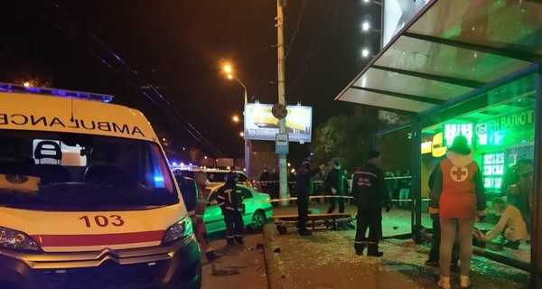 В Одессе Toyota въехала в толпу людей на остановке, среди пострадавших – два подростка