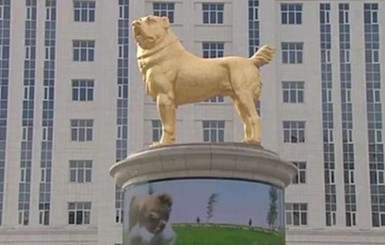 В Туркменистане появился золотой 6-метровый памятник алабаю