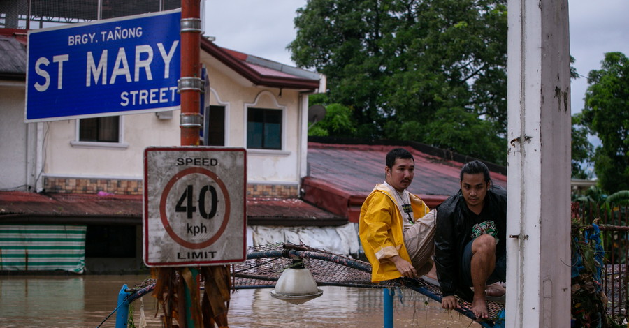 Улицы-реки и люди на крышах и фонарных столбах: на Филиппины обрушился мощный тайфун 