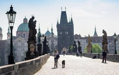 В Праге ношение масок на улицах и в магазинах отменили через суд