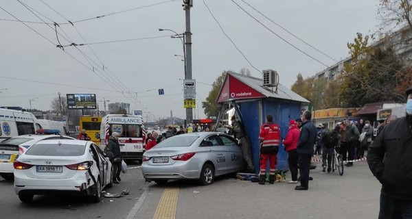 В Киеве автомобиль вылетел на тротуар, врезавшись в киоск. Погибла девушка 