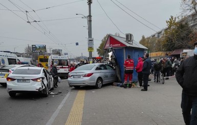 В Киеве автомобиль вылетел на тротуар, врезавшись в киоск. Погибла девушка 