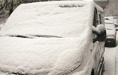 Сумскую область засыпало снегом: побелели автомобили, дома и дороги