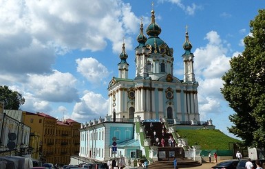 В центре Киева полуобнаженные девушки снимали ролик на крыльце Андреевской церкви