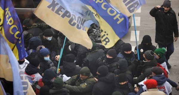 Протесты в Киеве с самого утра переросли в столкновения