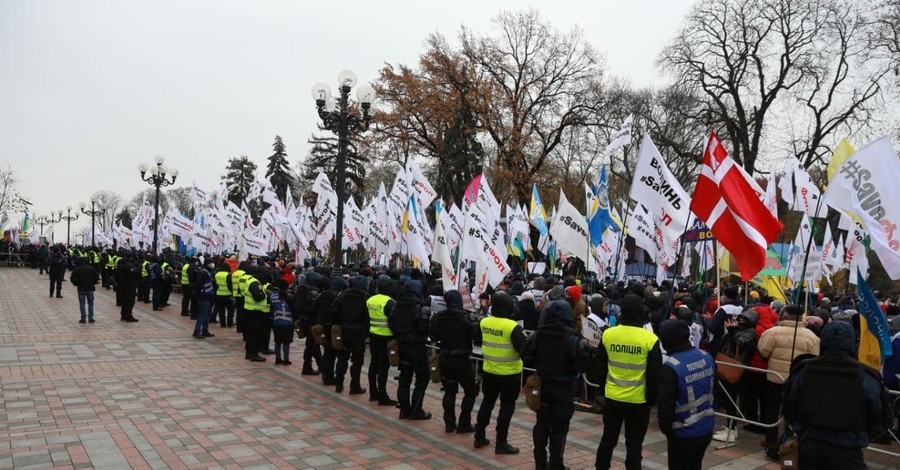 Заседание Рады задержалось из-за протестов предпринимателей 