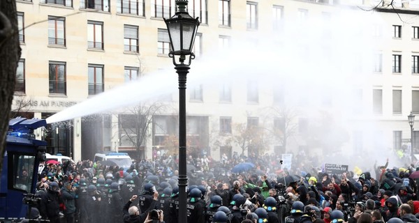 Протесты в Берлине против карантина: силовики применили водометы и перцовые баллончики