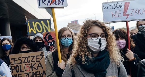 В Польше полиция применила слезоточивый газ на шествии против запрета абортов