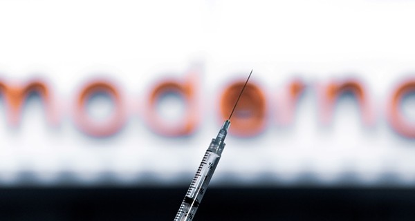 В МОЗ рассказали, кого вакцинируют от коронавируса и сколько доз получит Украина