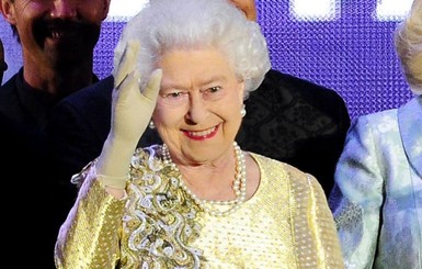 Для нового фото, сделанного в честь 73-летия свадьбы, королева Елизавета II надела знаменитую брошь с хризантемами 