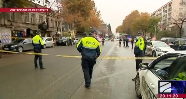 В столице Грузии вооруженный мужчина захватил в заложники 9 человек