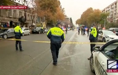 В столице Грузии вооруженный мужчина захватил в заложники 9 человек