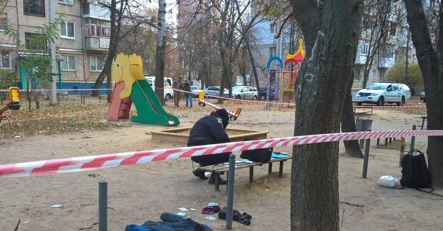 В Харькове на детской площадке мужчина взорвал гранату: ему оторвало кисть