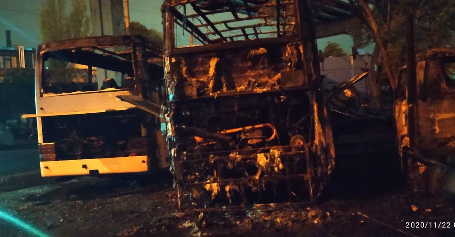 В Одессе загорелись автобусы на автостоянке: есть пострадавший