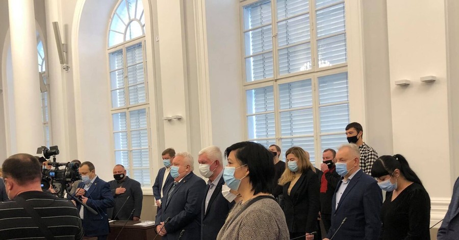 Депутаты Львовского горсовета приняли присягу без мэра и стульев
