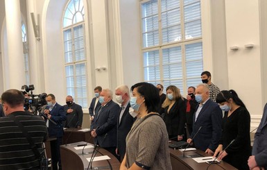 Депутаты Львовского горсовета приняли присягу без мэра и стульев