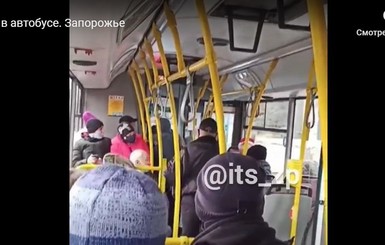 В Запорожье вытолкали из автобуса пассажира, желавшего ехать стоя