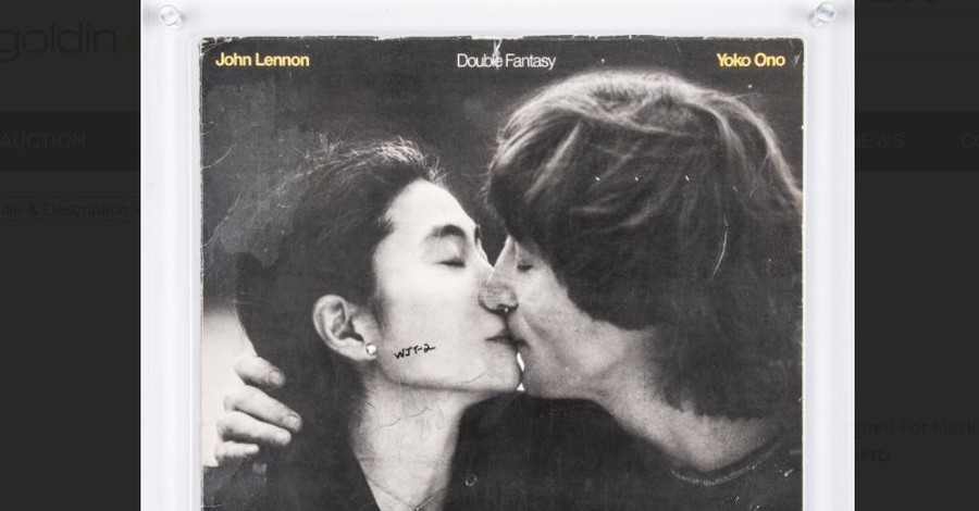 На аукцион выставили пластинку, которую Джон Леннон подписал для своего убийцы