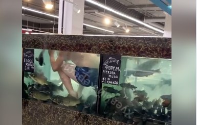 В Херсоне парень в плавках и шапке искупался в аквариуме супермаркета