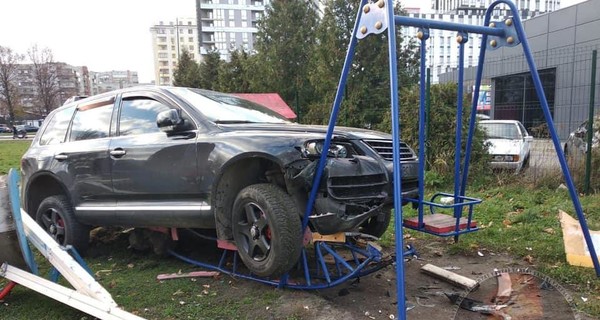 Во Львове пьяный полицейский зацепил несколько авто и вылетел на детскую площадку