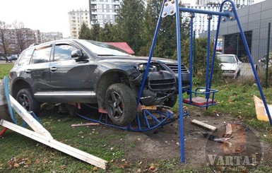 Во Львове пьяный полицейский зацепил несколько авто и вылетел на детскую площадку