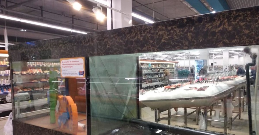 В Херсоне из-за шутника, который залез в аквариум магазина, уничтожат 36 килограммов карпа