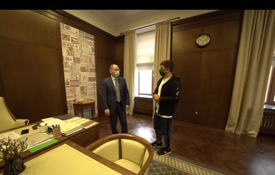 Степанов показал кабинет и рассказал, как часто разговаривает с президентом по мобильному