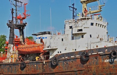 Под Одессой тонет судно, из него вытекают нефтепродукты