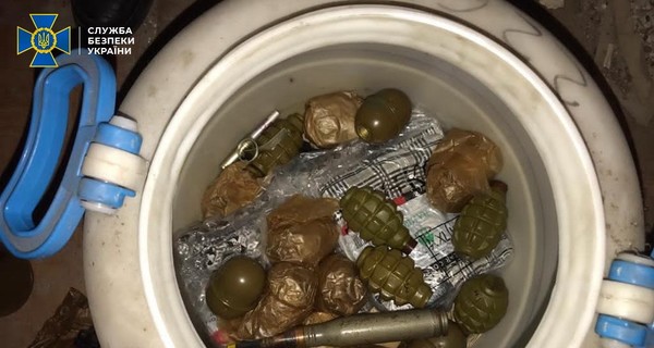 В офисе президиума НААН обнаружили тайник с гранатами и автоматами