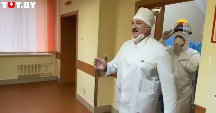 Лукашенко впервые надел медицинскую маску на публике. Но неправильно 