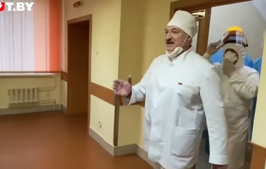 Лукашенко впервые надел медицинскую маску на публике. Но неправильно 