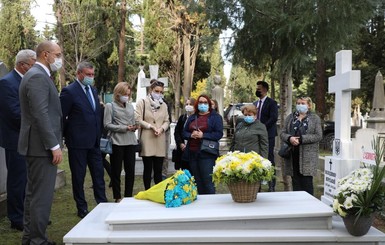 Денис Шмыгаль в Турции побывал на могиле представителя правительства УНР, которую нашли в 2018 году