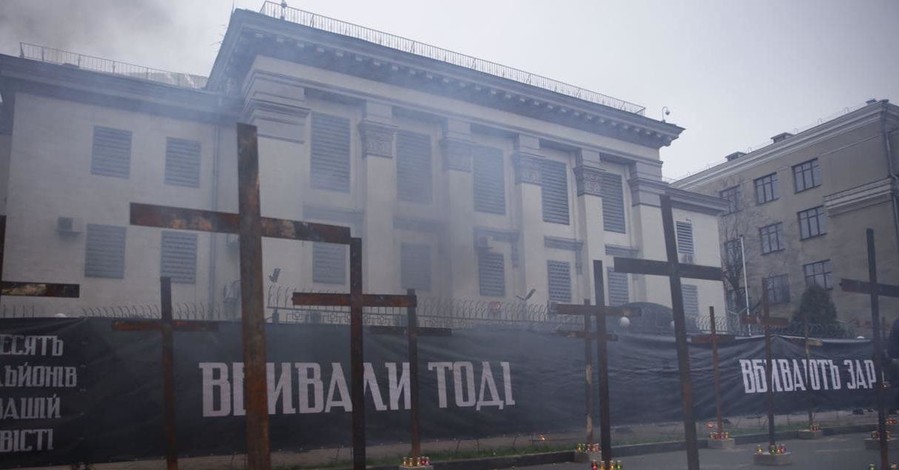 У посольства России в Киеве установили железные кресты: Убивали тогда - убивают сейчас