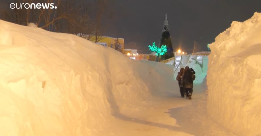 Российский Норильск утопает в снегу: метель намела сугробы с человеческий рост 