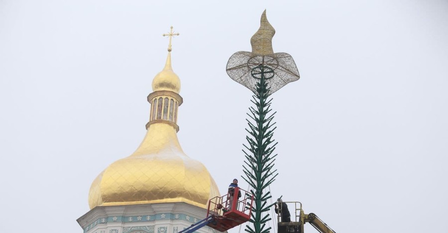 В Киеве начали устанавливать новогоднюю елку
