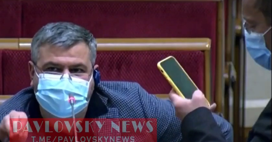 Депутат оконфузился в Раде: рассматривал голую женскую грудь в смартфоне