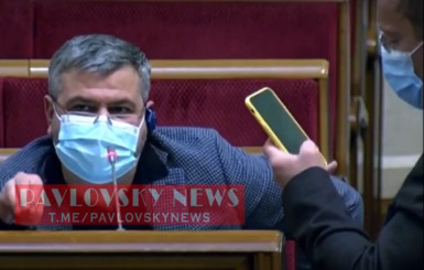 Депутат оконфузился в Раде: рассматривал голую женскую грудь в смартфоне