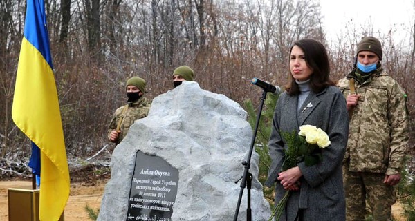 На месте гибели Амины Окуевой написали, что она погибла от рук российских наемников