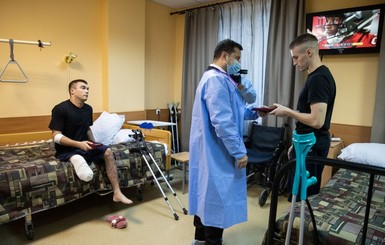 Зеленский в медицинском халате посмотрел военный госпиталь в Ирпене 