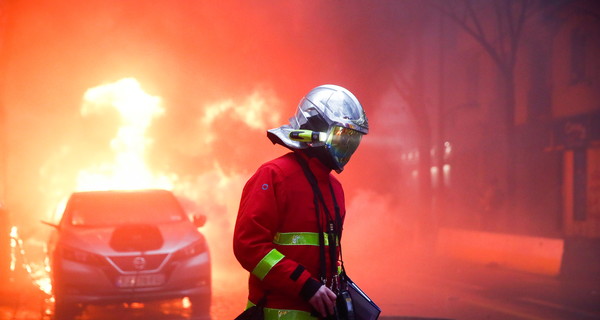 В Париже протестующие против запрета съёмки полицейских сожгли несколько машин 